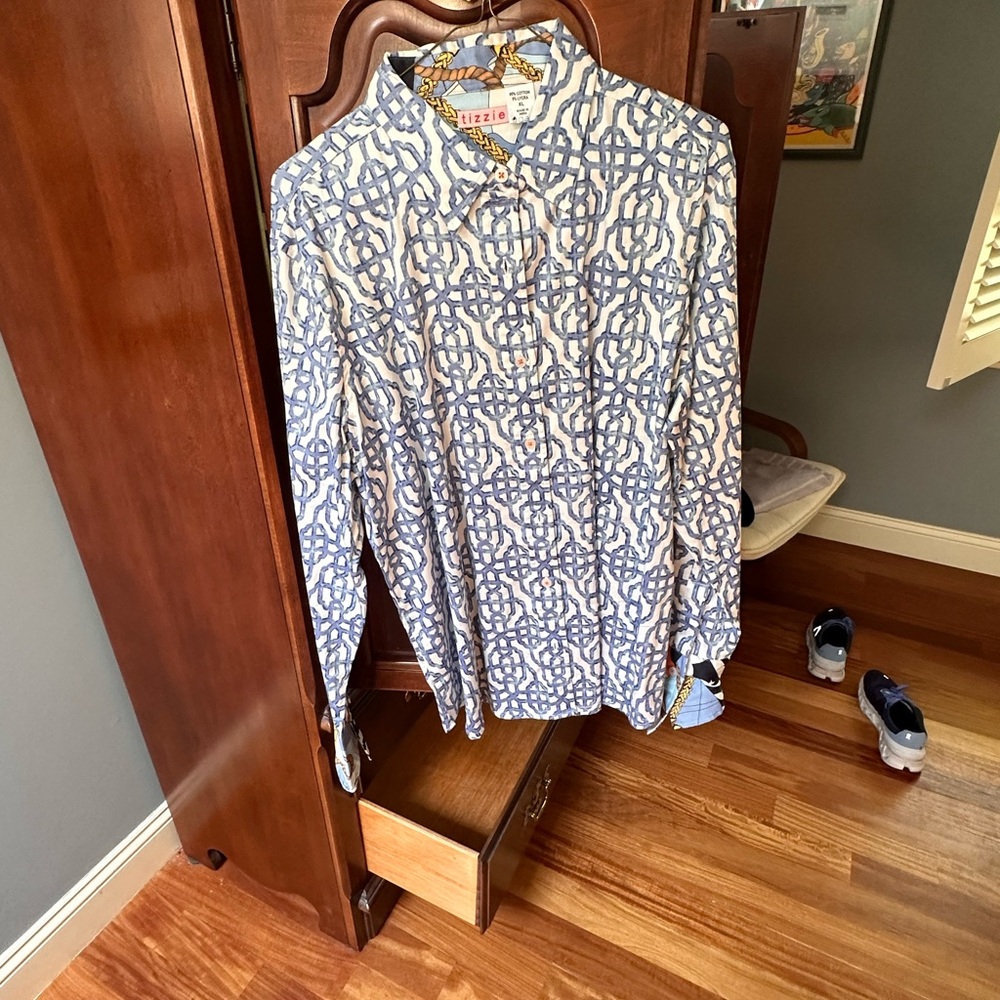 Brand new never worn. Very pretty spring/summer button up
